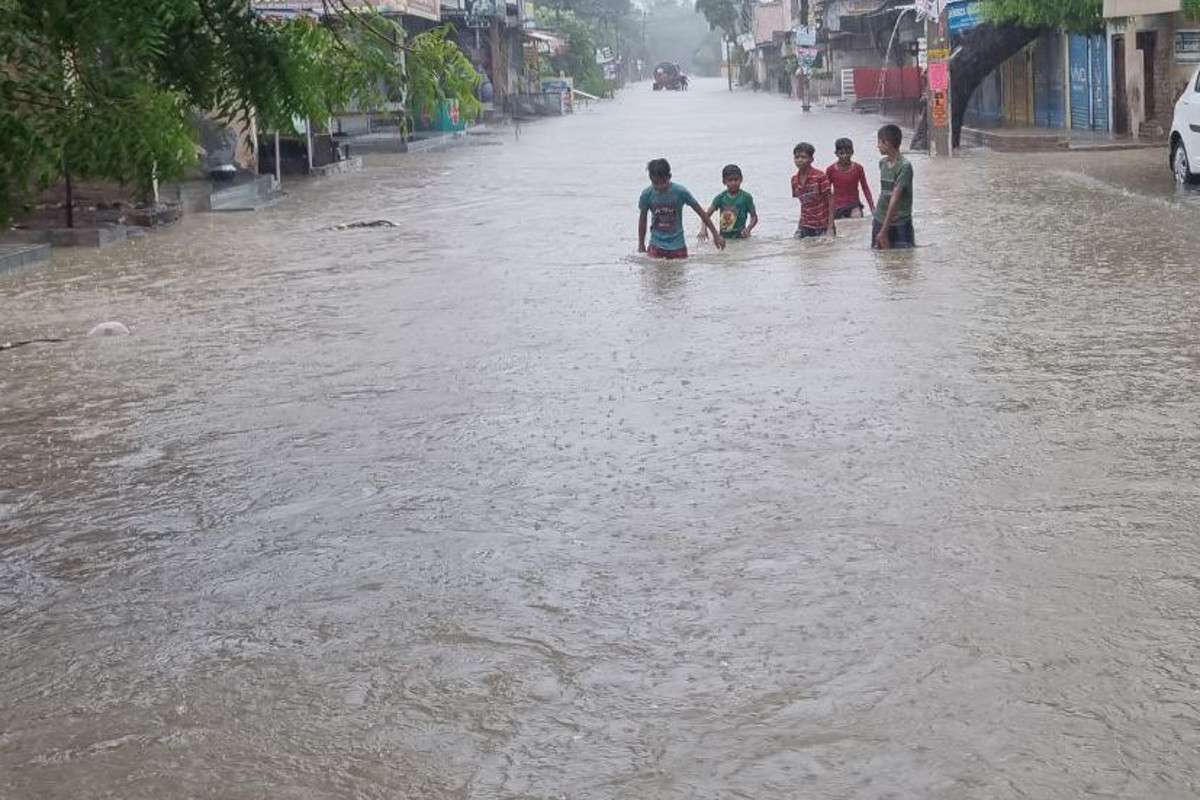 श्रीगंगानगर में भारी बारिश से बाढ़ जैसे हालात, सेना पहुंची, स्कूलों में अगले आदेश तक छुट्टी