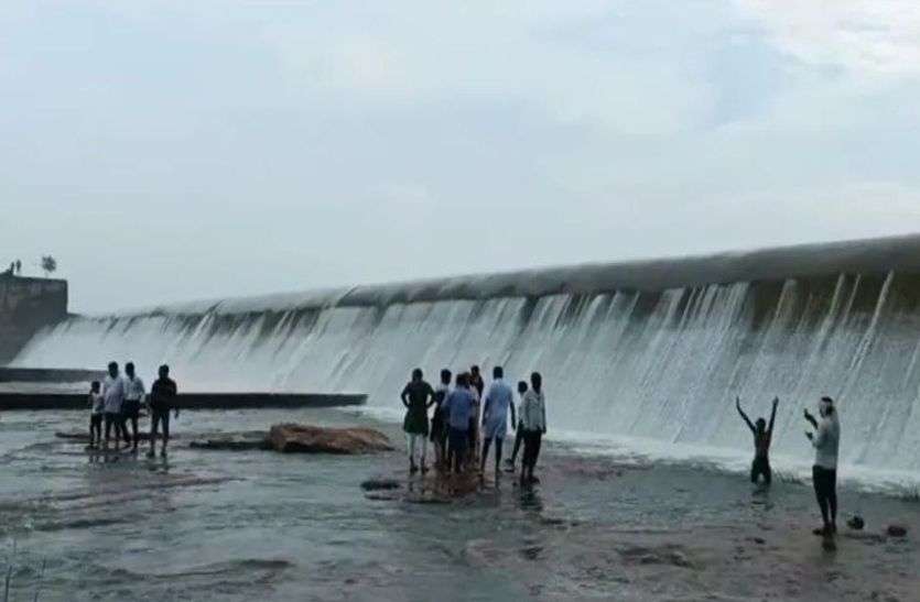 Weather Updates : भीलवाड़ा में तेज बारिश का दौर, जैतपुरा बांध के 2 गेट खोले, बीसलपुर बांध से जयपुर तक खुशी