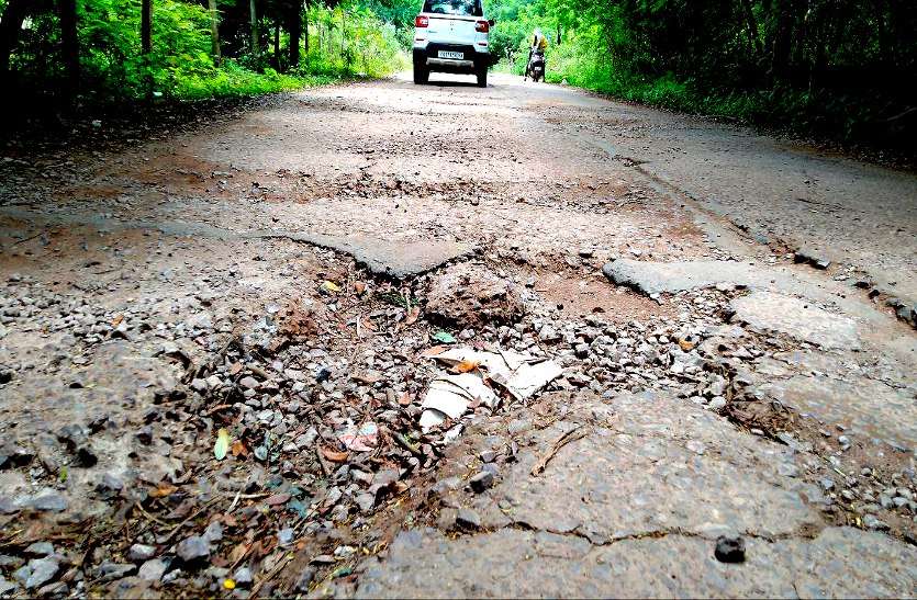 भ्रष्टाचार, 28 करोड़ की सड़क 9 महीने में उखड़ी, ऐसा है PWD मंत्री के गृह जिले का हाल