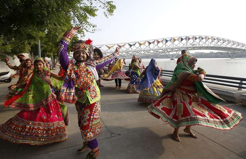 Gujarat: नवरात्रि को लेकर गुजरात सरकार का अहम निर्णय, अब रात 12 बजे तक बजाया जा सकेगा लाउड स्पीकर
