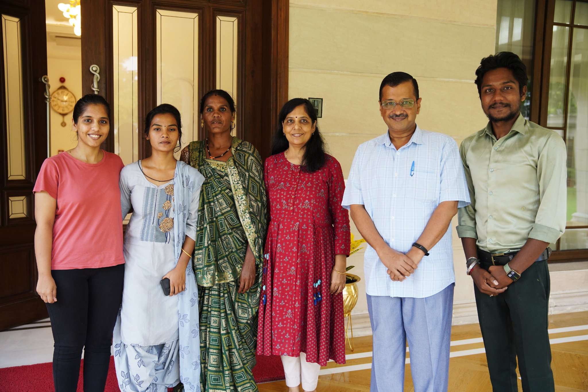 Delhi: गुजरात के सफाई कर्मचारी हर्ष ने अपने परिवार के साथ किया सीएम केजरीवाल के साथ लंच, मिलकर हुए भावुक, जानिए क्या बोले हर्ष