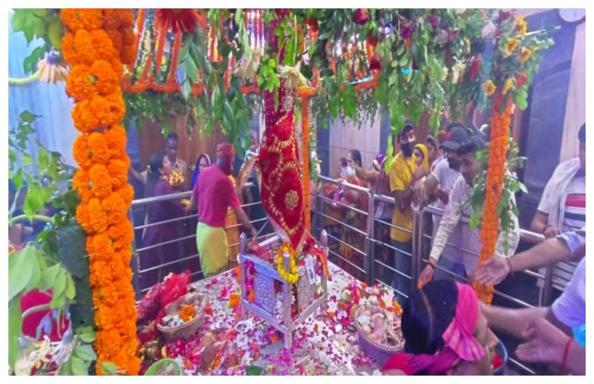 शारदीय नवरात्रि 2022 : देवी मां के दर्शन को नवरात्र के पहले दिन मंदिरों में लगी कतार, भक्तिमय हुआ प्रयागराज