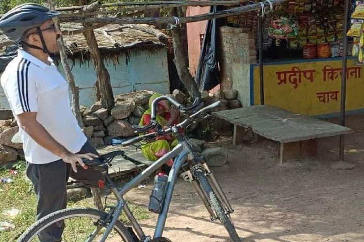 ललितपुर एसपी ने चोरी छुपे 20 किमी चलाई साइकिल, वजह करेगी हैरान
