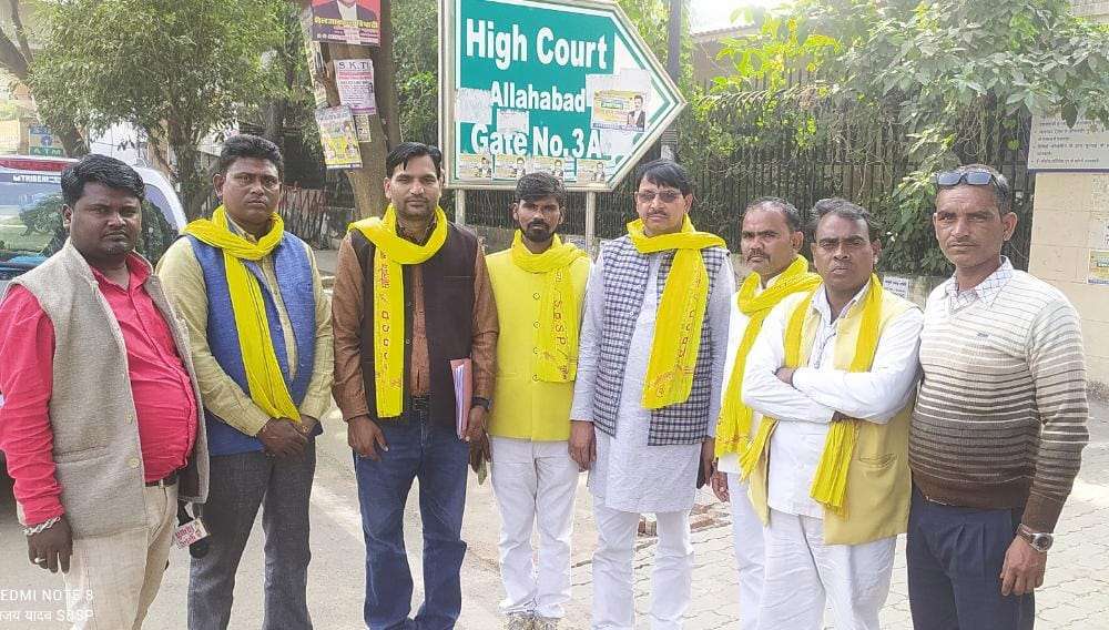 हाईकोर्ट इलाहाबाद के बाहर खड़े सुभासपा प्रत्याशी रमाकांत कश्यप व अन्य नेता