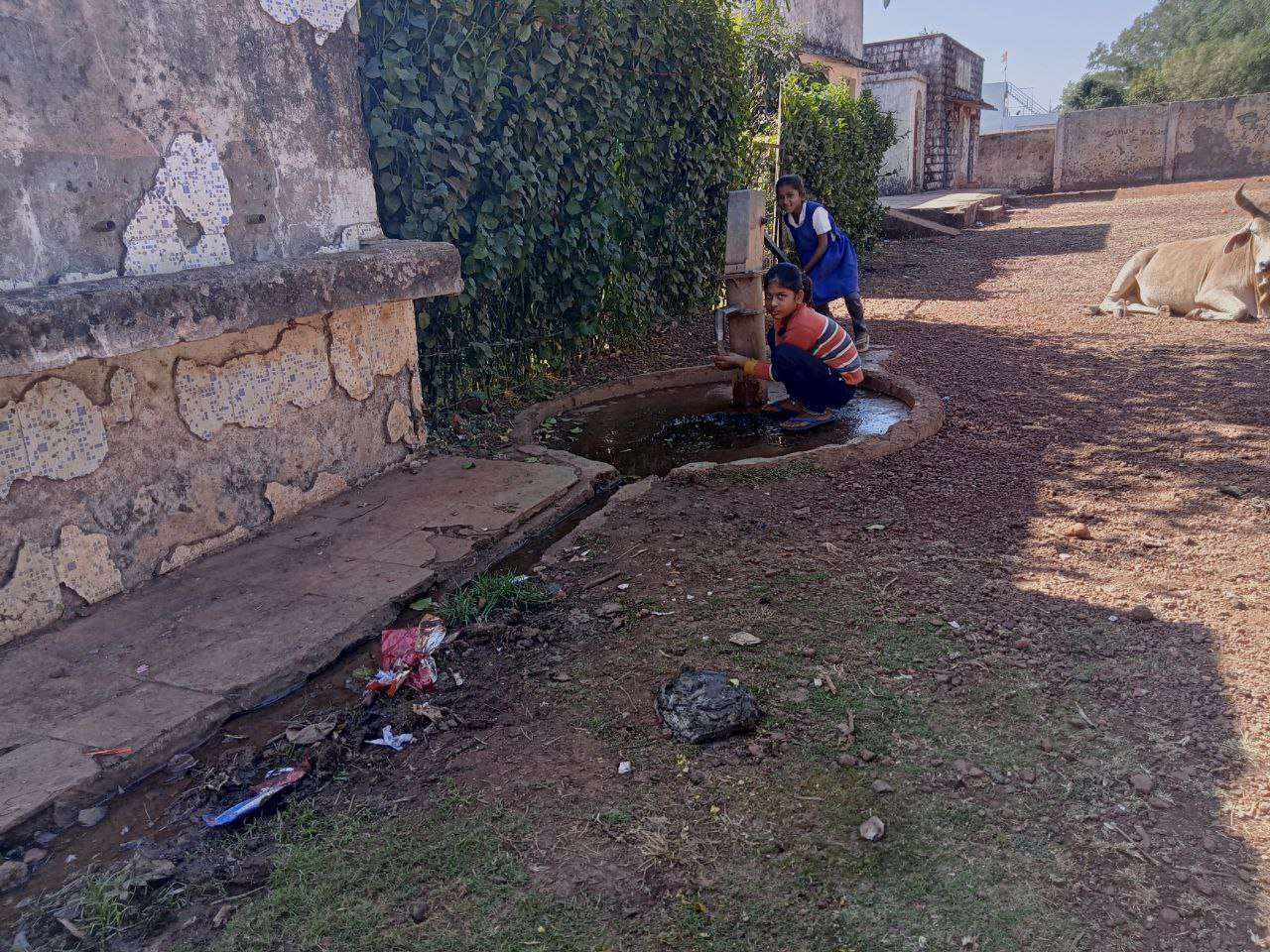 सरकारी विभागों में अधिकारी पी रहे आरओ का पानी और स्कूल के बच्चों को शुद्ध पानी तक नसीब नहीं