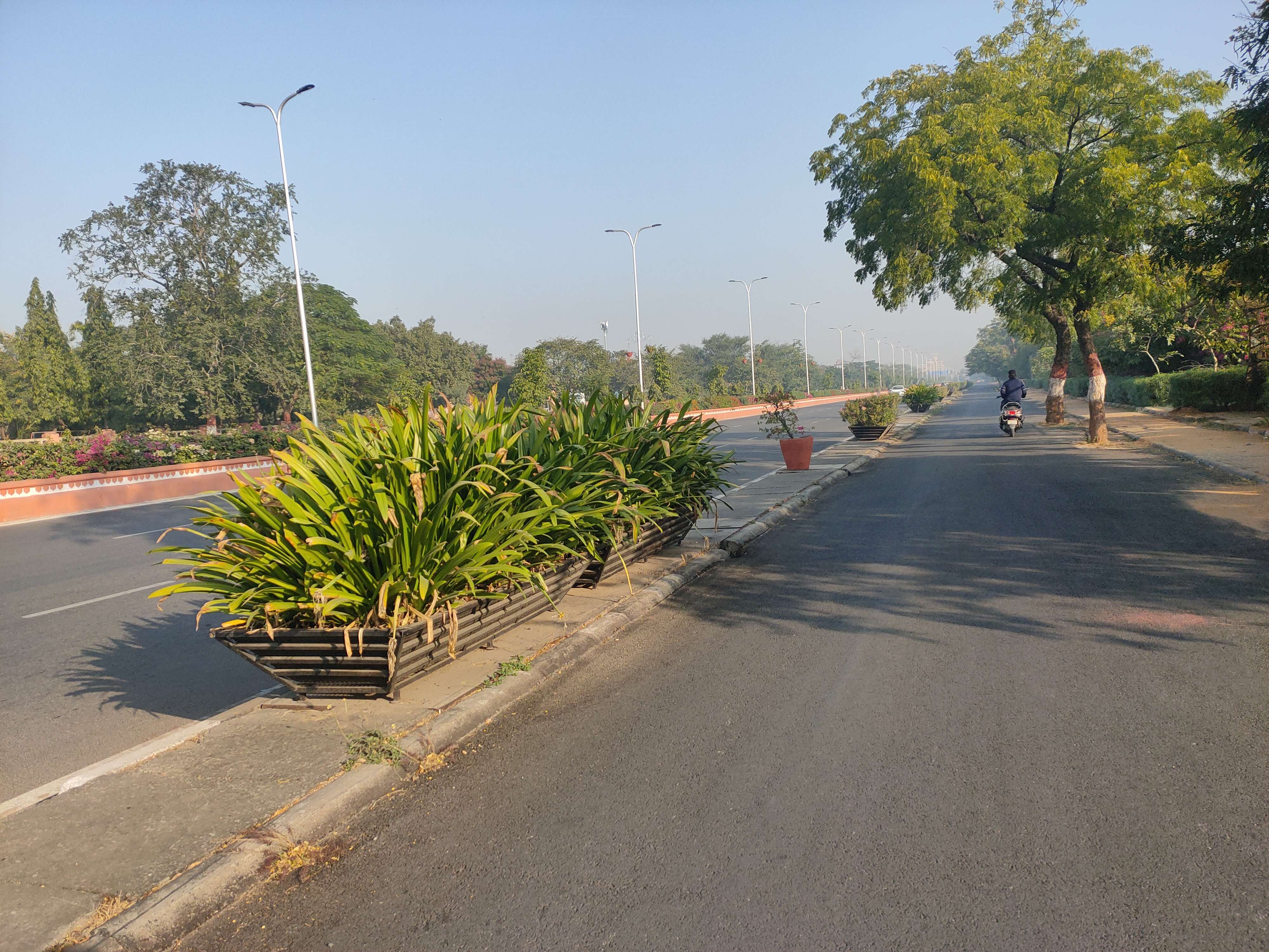 जयपुर के वीवीआईपी रोड को पावणों को दिखाने के लिए बदली सूरत, अब चला दिया बुलडोजर