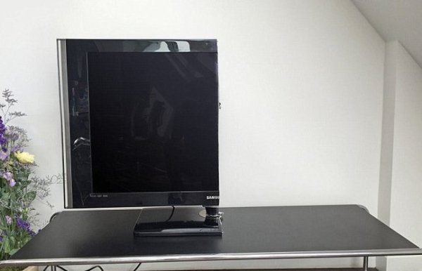 boyfriend breaks everything into two pieces 