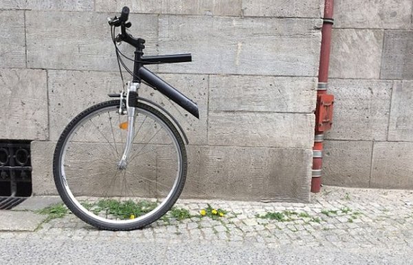 boyfriend breaks everything into two pieces after 