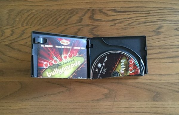 boyfriend breaks everything into two pieces after 