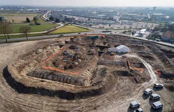 2500 yrs old Skeleton found in france 