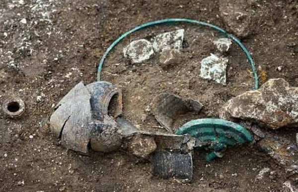 2500 yrs old Skeleton found in france 