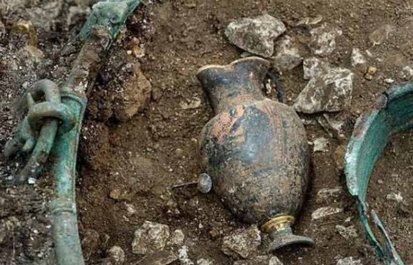 2500 yrs old Skeleton found in france 