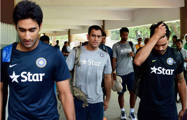 dhoni and players