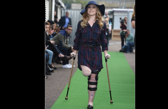 model took catwalk with crutches