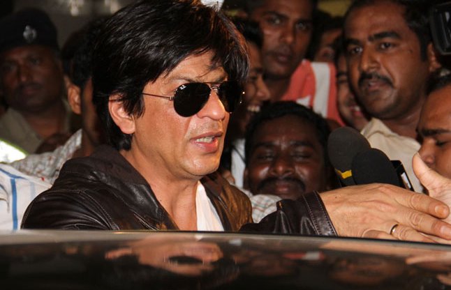 Shahrukh Khan Turned Into 22 Year Old Fan By Using