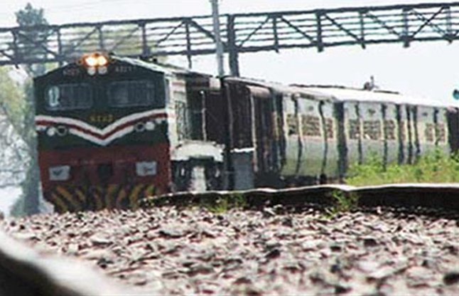Pakistan train derails