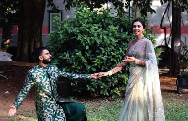 Ranveer singh kissed deepika padukone for the prom