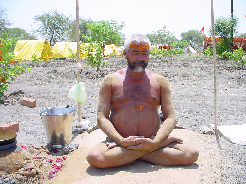 वैष्णव संप्रदाय के साधु तपती गर्मी में साधना करते हुए