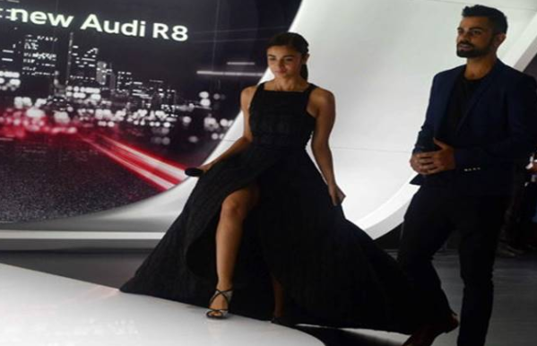 Alia Bhatt wardrobe malfunction at Auto Expo 2016