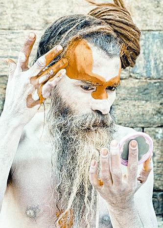 naga saint doing makeup