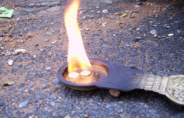 burning camphor in aarti