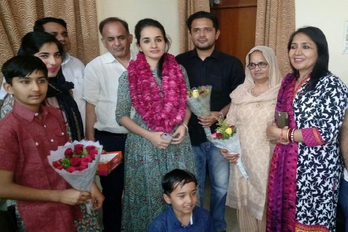 परिजनों के साथ खुशी मनाती फराह।