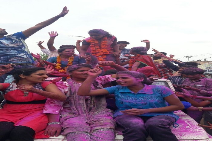 नागौर. छात्र संघ चुनाव परिणाम के बाद जश्न मनाते छात्र-छात्राएं व अभाविप कार्यकर्ता ।