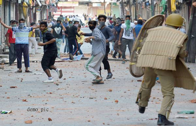 Mob in Kashmir