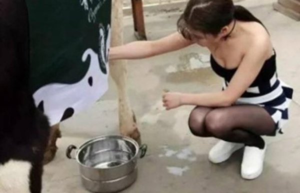 Sexy Milk Siter offers fresh milk on beijing Roads