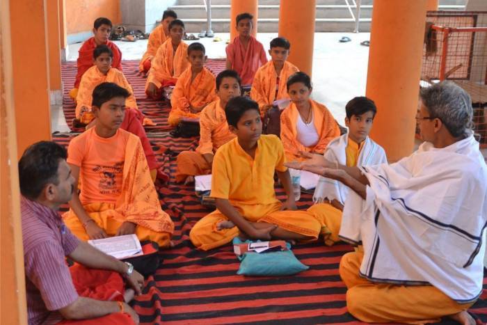 Banswara: Children are learning verses of Vedas
