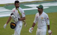 Azhar Ali try to save pakistan