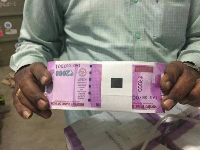 rbi,issues new notes,nano gps chip,2000rupee