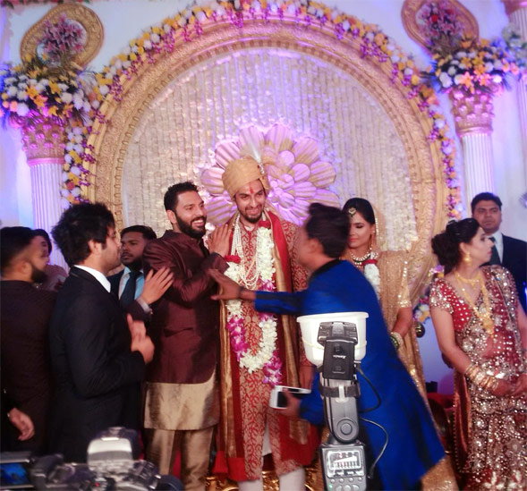 dhoni and yuvraj attend ishant sharma's wedding 