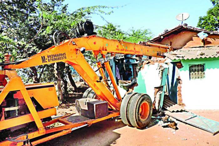 Dungarpur: uncontrollable crane damage the house