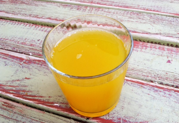 A pinch of turmeric in hot water Mix