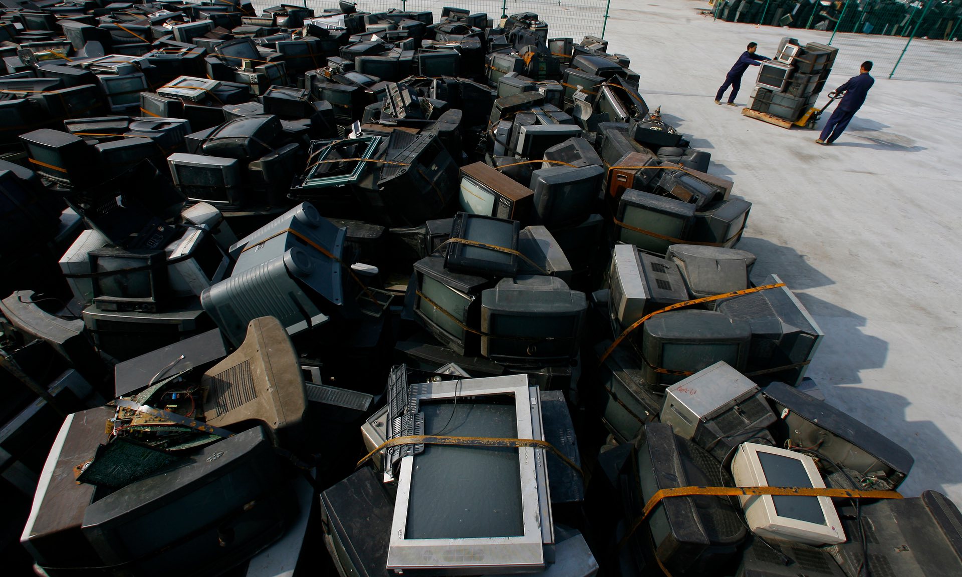 चीन तेजी से बन रहा ई-कचरे का कारखाना