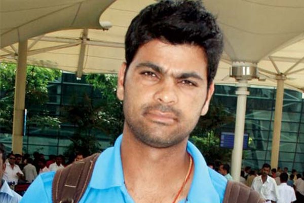 क्रिकेटर आरपी सिंह ने फेंका नन्हें फैन का मोबाइल, वीडियो हुआ वायरल