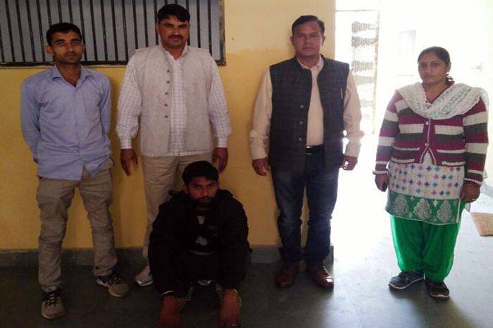 Gurgaon labor was carrying children, was nabbed