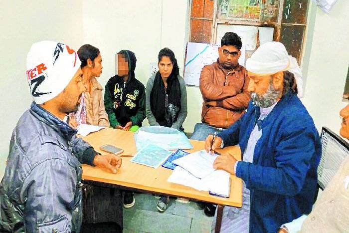 To teach the girl brought from Assam, the maid made