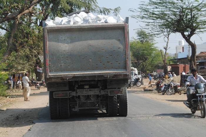 आबूरोड : मार्बल ब्लॉक लदे ट्रकों व डम्परों से सड़क हो रही कमजोर