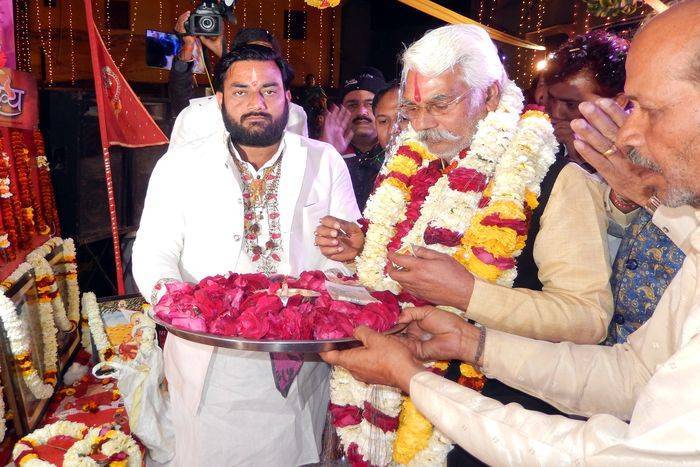 Jume listener on hymns