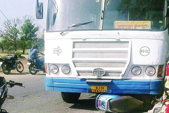 Banswara: Women injured by scooters from collision