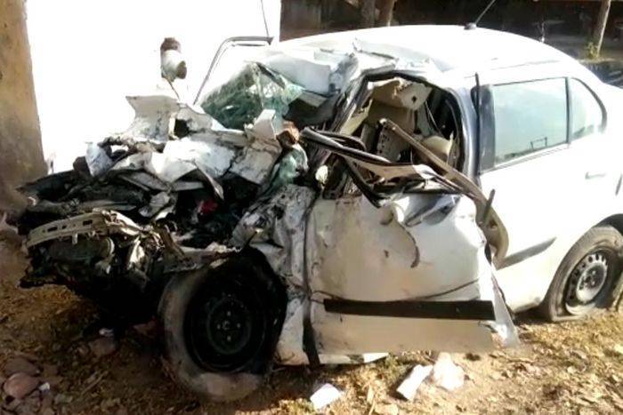 Uncontrolled car dividers crashed into truck crossing, three painful deaths