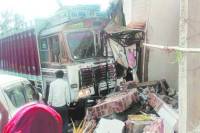 uncontrollable truck collision entered in house