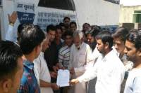 ज्ञापन सौंपते समुदाय विशेष के लोग।