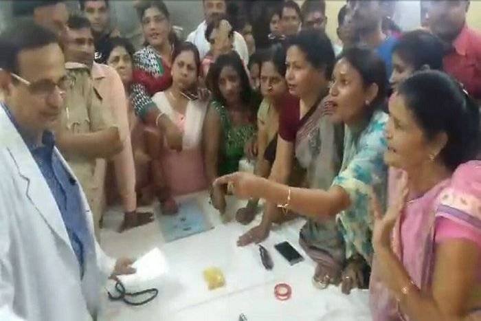 Women Congress worker demand resign of JK loan superintendent