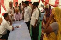 Officers visiting the distribution camp