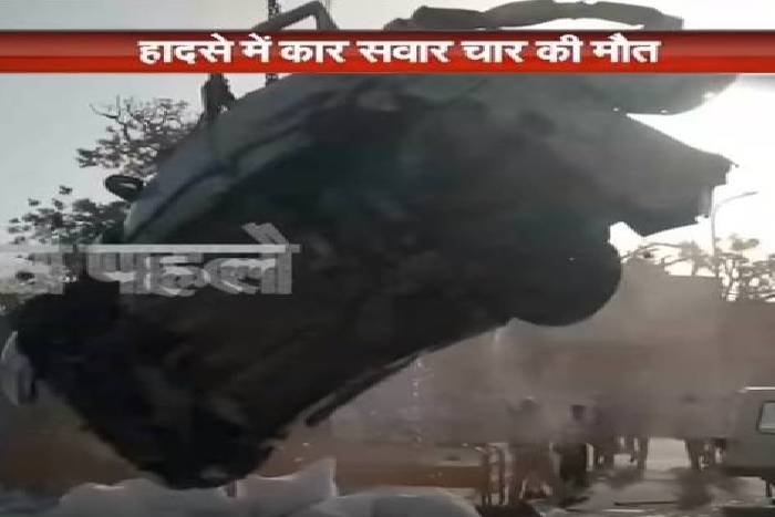 नमक से भरा ट्रक कार और लोडर के ऊपर पलटा