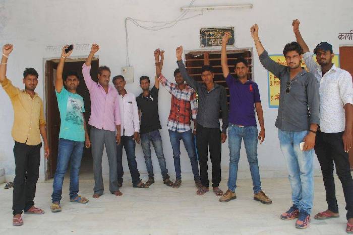 पट्टों के लिए चंद्रावती के ग्रामीणों ने किया प्रदर्शन