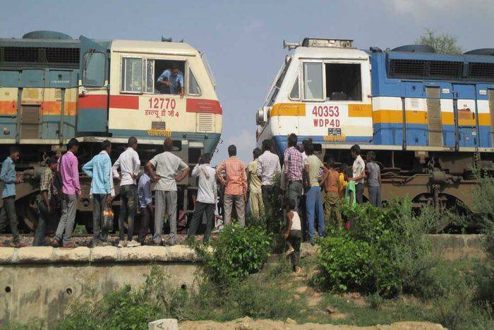 Porbandar Express standing on track for an hour after the engine got worse